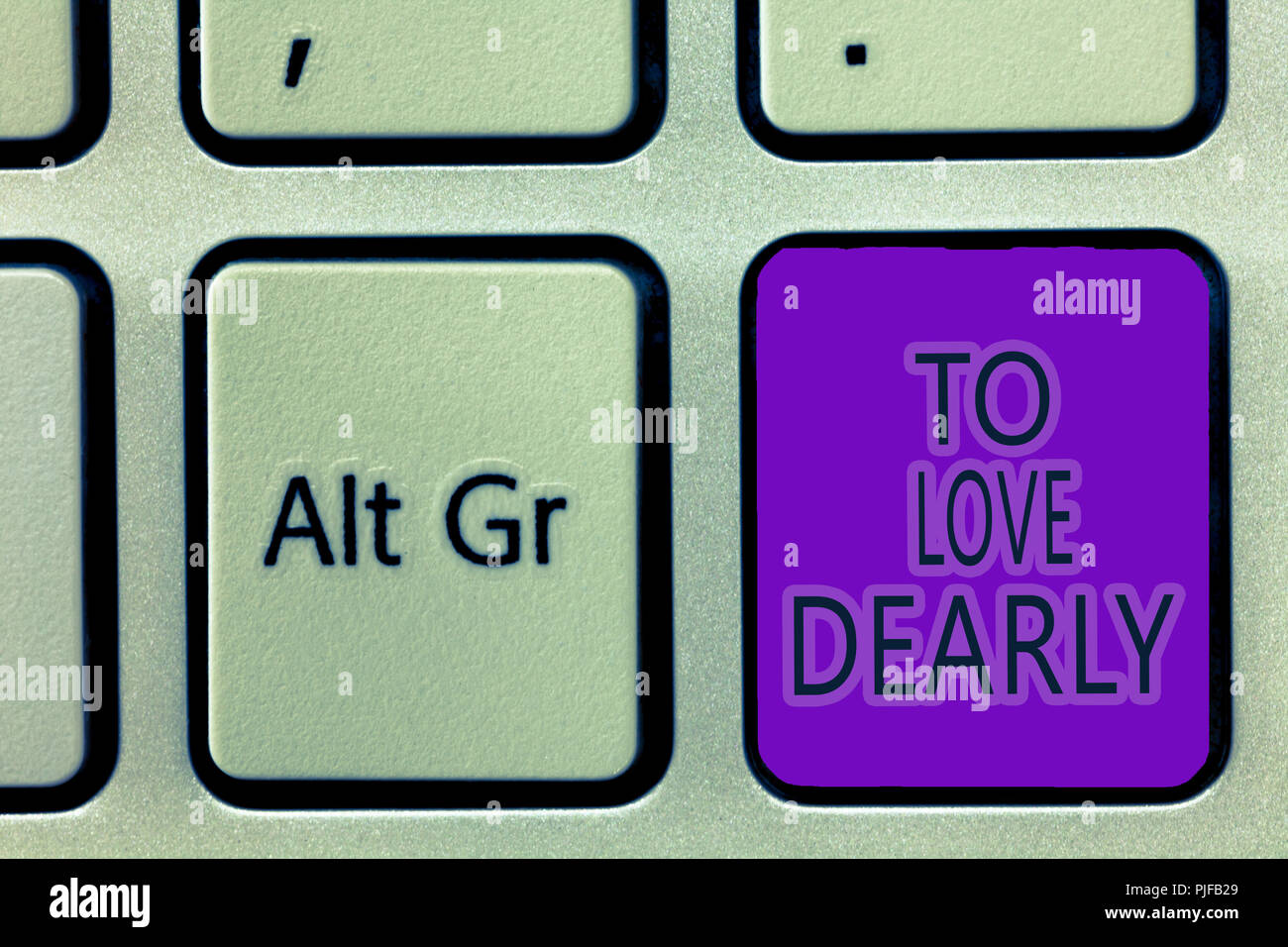 La grafia la scrittura di testo per amare teneramente. Concetto significato amare qualcuno molto più in modo umile e incerto. Foto Stock