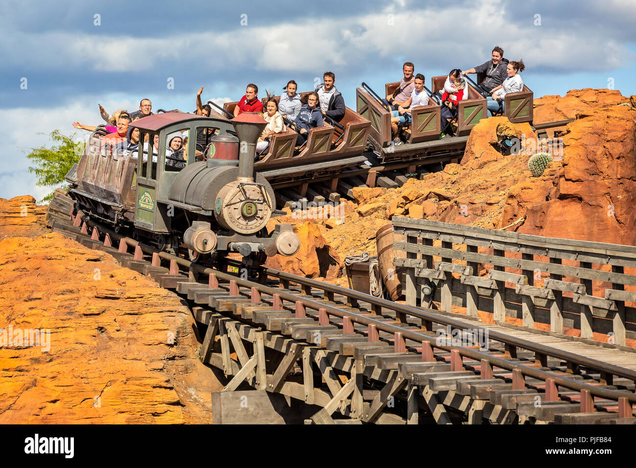 Thunder Mountain roller coaster proveniente dietro l'angolo in Disneyland Parigi, Francia il 25 agosto 2018 Foto Stock