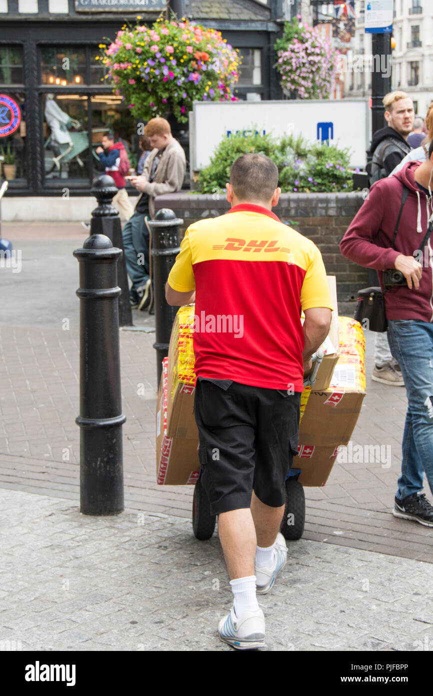 Corriere DHL consegna a Carnaby Street, Londra, Regno Unito Foto Stock
