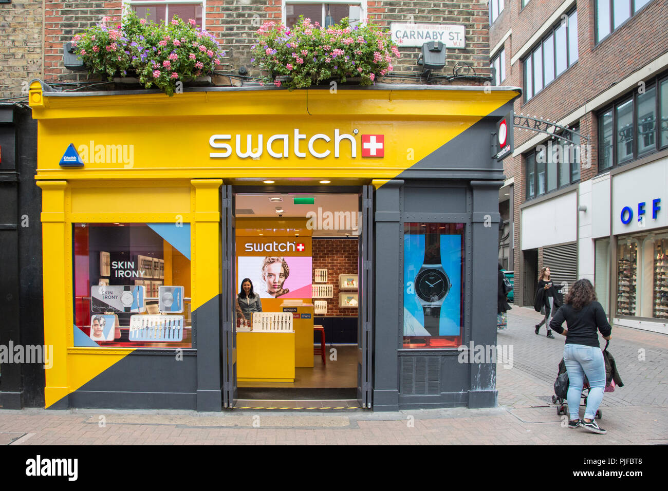 Swatch Shop window on Carnaby Street, Soho, London, W1, England, REGNO UNITO Foto Stock