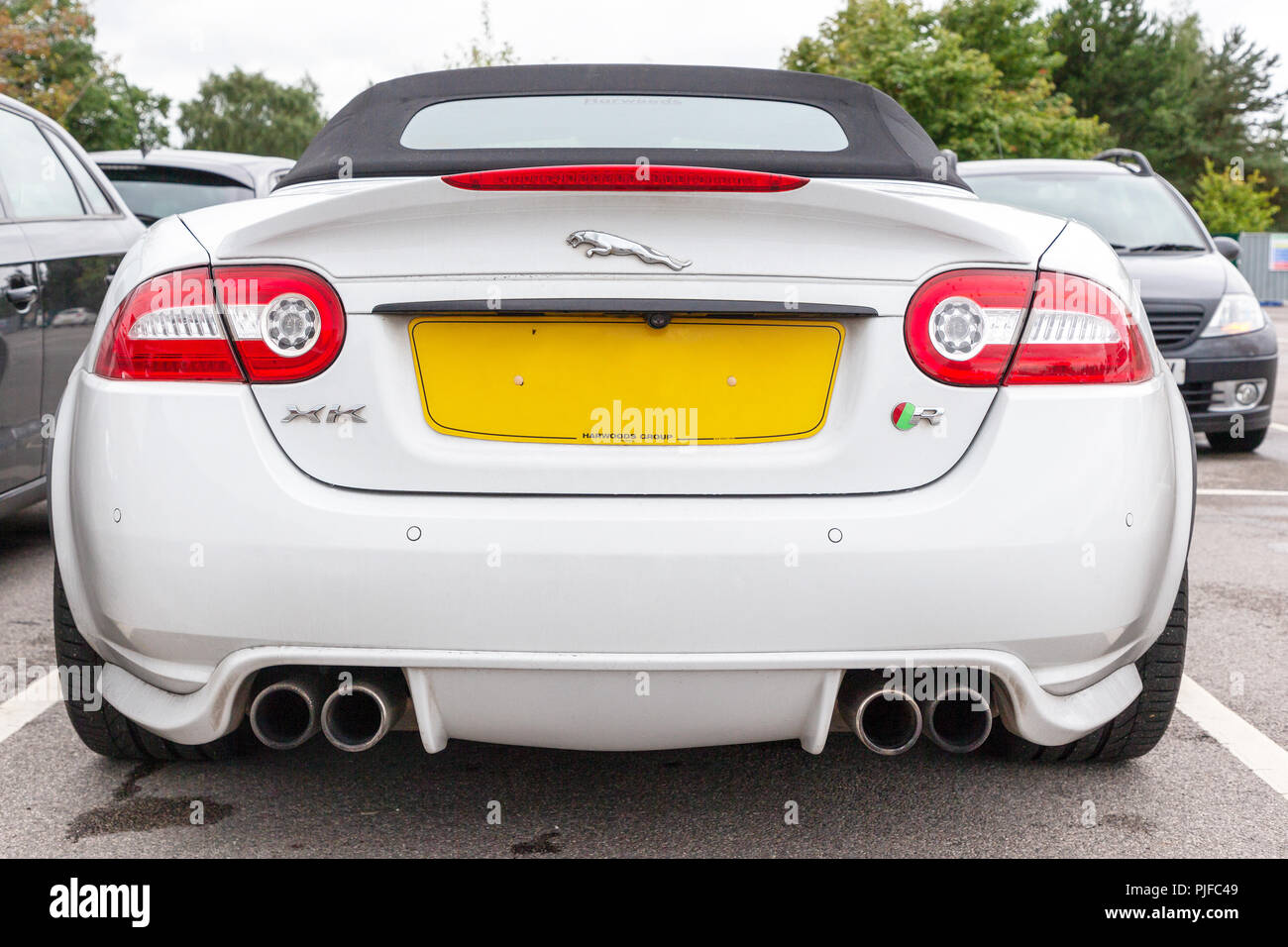White Jaguar XK "R" in un supermercato parcheggio auto Foto Stock
