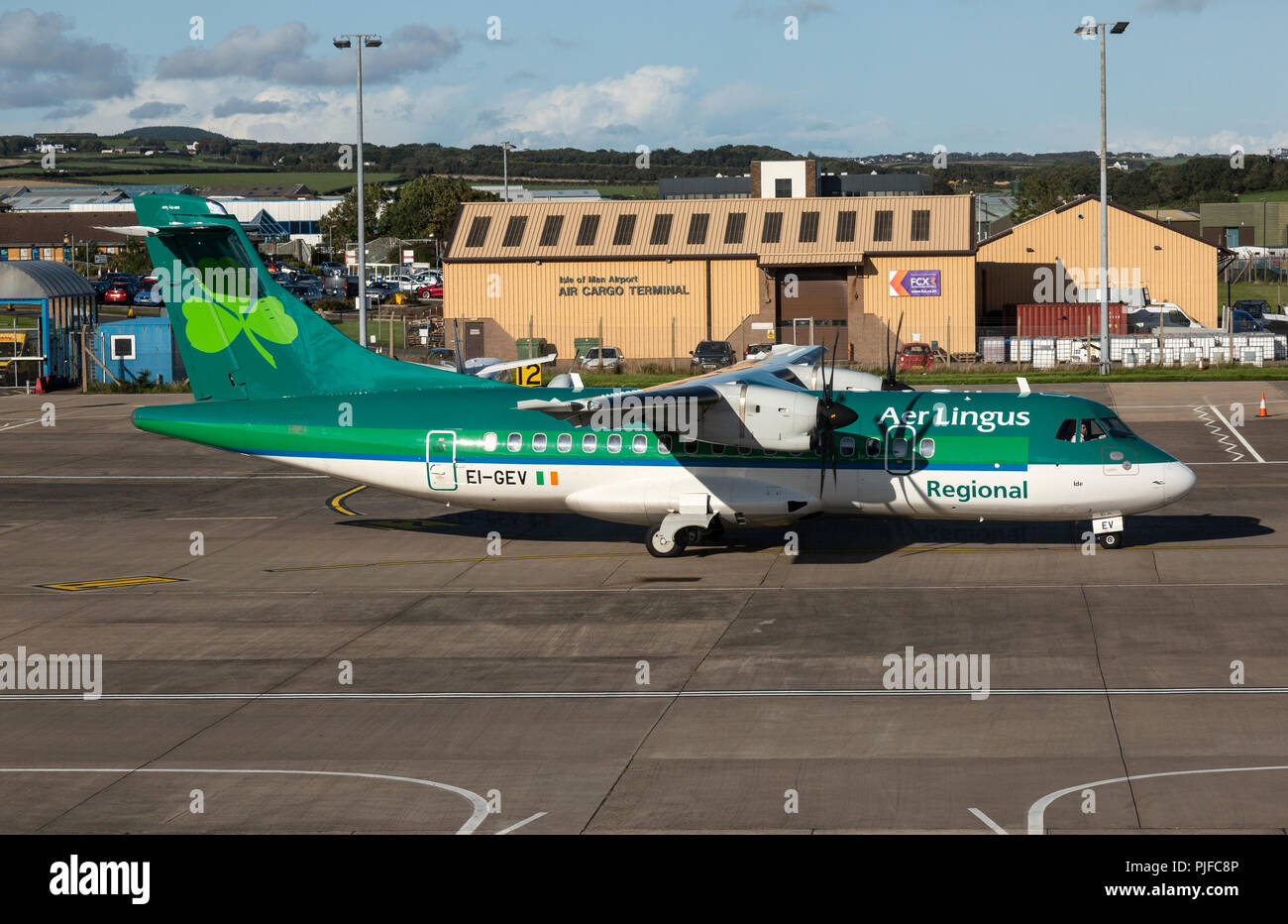 Un Aer Lingus ATR-42 aereo, registrati EI-GEV, taxying a Ronaldsway aeroporto sull'Isola di Man. Foto Stock