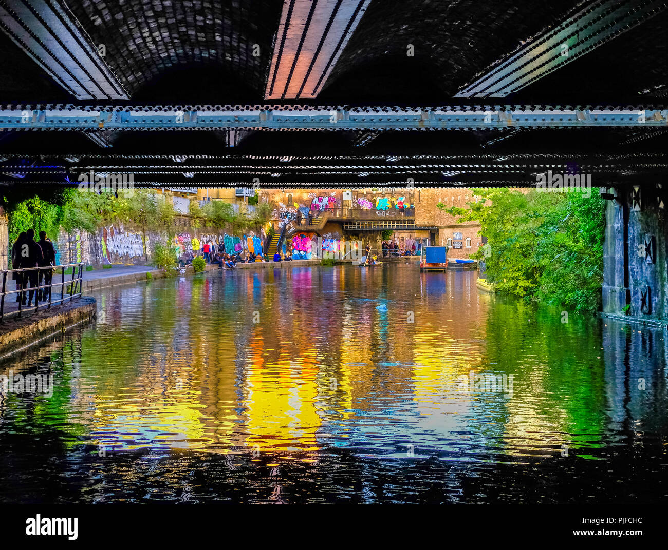 Vista del Regent's Canal a Londra, Inghilterra, da sotto il ponte al tramonto in estate; Foto Stock
