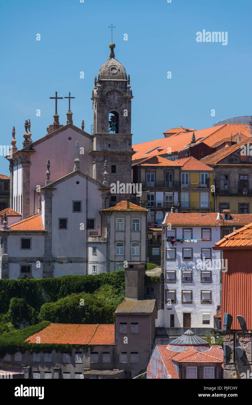 PORTO, PORTOGALLO - 21 LUGLIO 2017: La chiesa di nostra Signora di Vitoria e le case del centro storico, sulla collina, dal punto di vista della Cattedrale Foto Stock