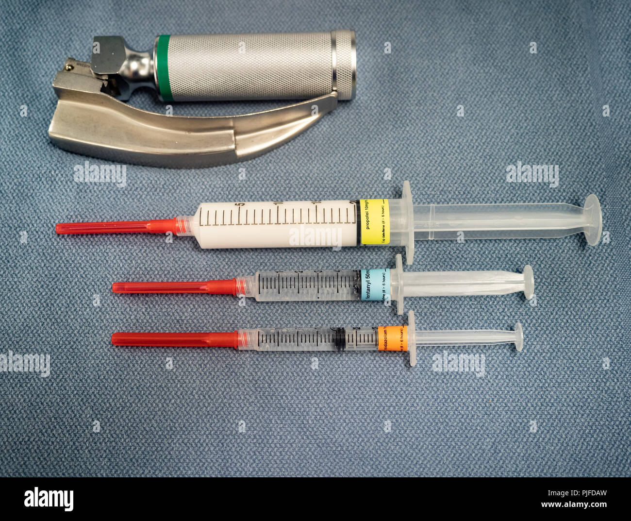 Tre marcato farmaci anestesia, propofol, fentanil e midazolam, su un grigio blu asciugamano da sopra. Foto Stock