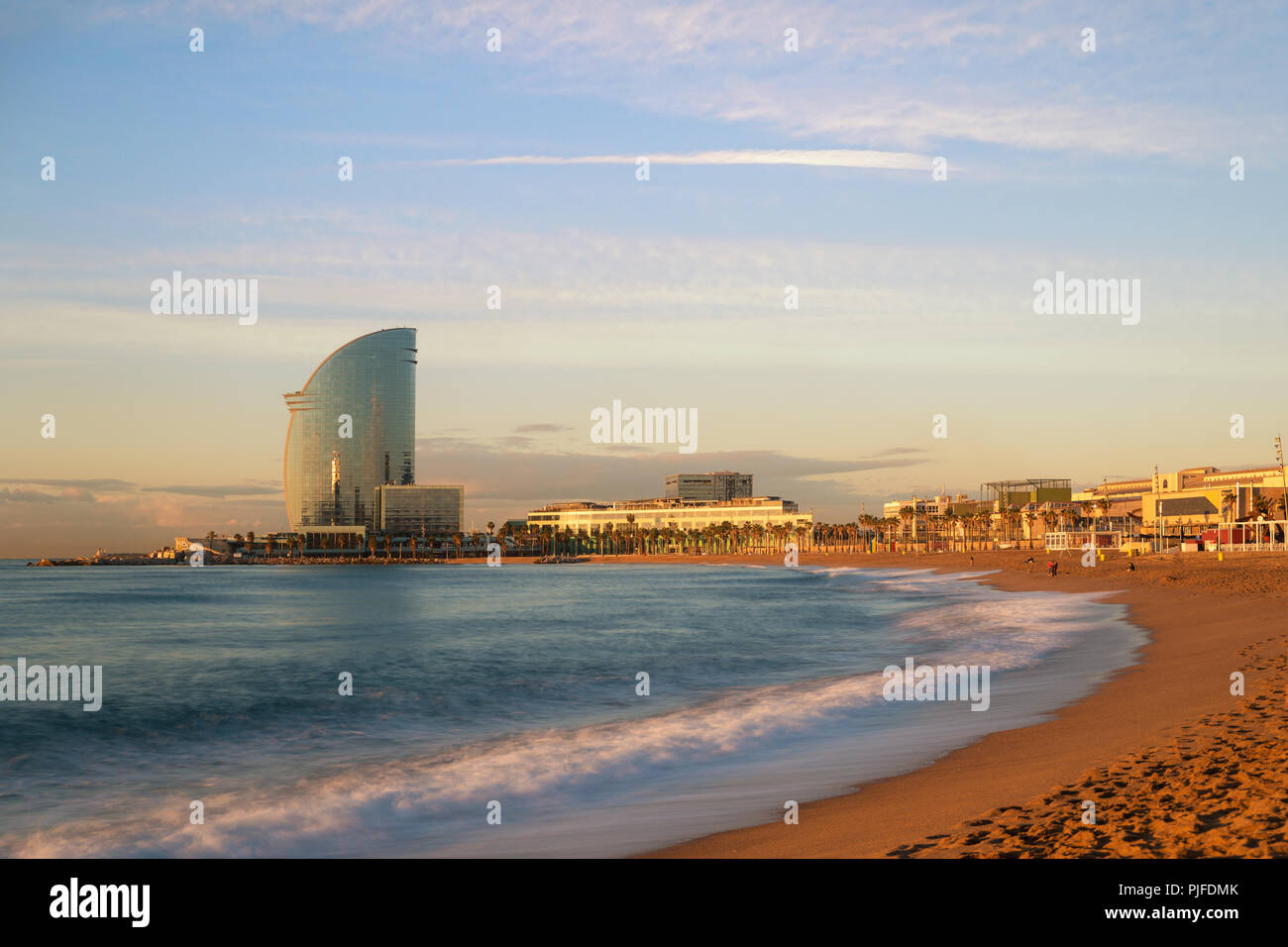 Spiaggia di Barceloneta a Barcellona con colorati sky a sunrise. Lungomare spiaggia,Costa in Spagna. Sobborgo di Barcellona e della Catalogna Foto Stock