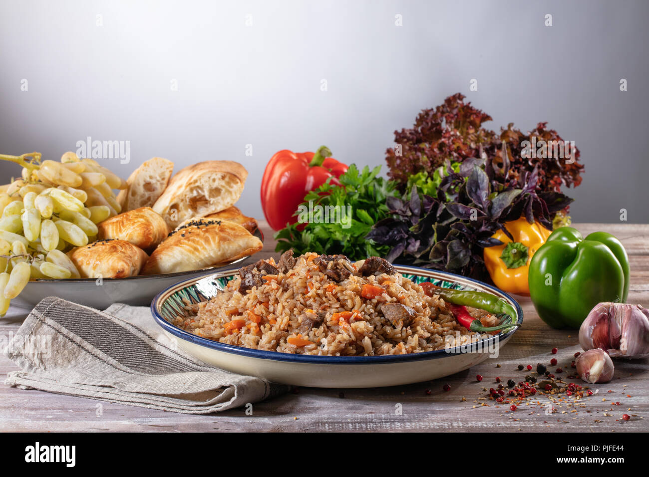 Asian pilaw tradizionali e le verdure su una tavola di legno Foto Stock