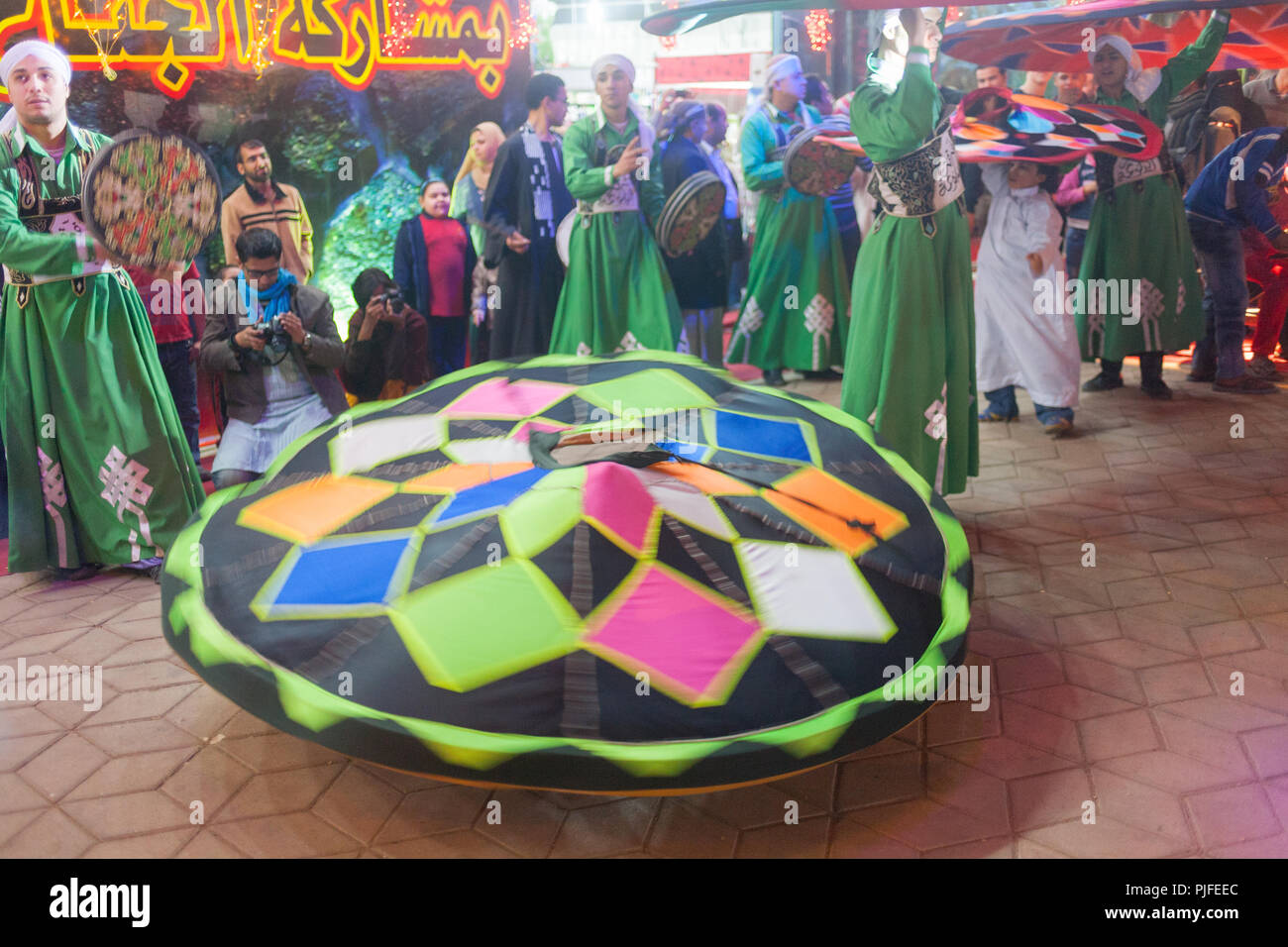 Egiziano ballerini tanoura,Il Cairo, Egitto Foto Stock