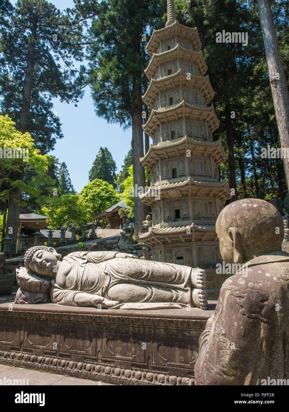 Statua del Buddha reclinato con devoto, Unpenji, Shikoku 88 tempio pellegrinaggio Tokushima, Giappone Foto Stock