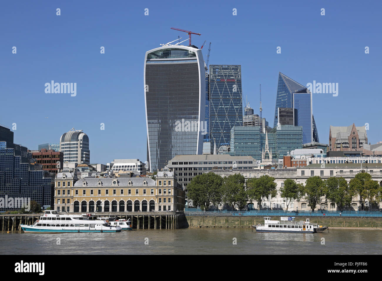 City of London Skyline dal fiume Tamigi che mostra il 'Walkie-Talkie edificio", centro e il vecchio Mercato del Pesce di Billingsgate, sinistra Foto Stock