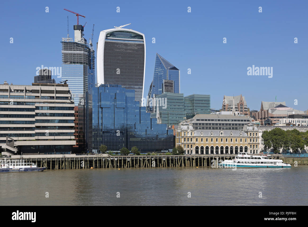City of London Skyline dal fiume Tamigi che mostra il 'Walkie-Talkie edificio", centro e il vecchio Mercato del Pesce di Billingsgate, destra. Foto Stock