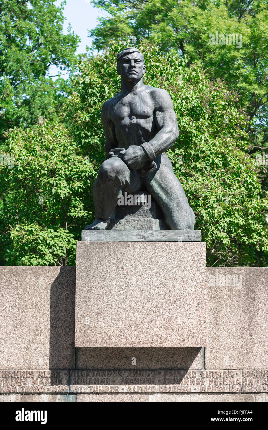 Statua di comunista, vista di un comunista era un monumento raffigurante un potente giovane nordico uomo in Tallinn City Park e Giardini, Estonia. Foto Stock