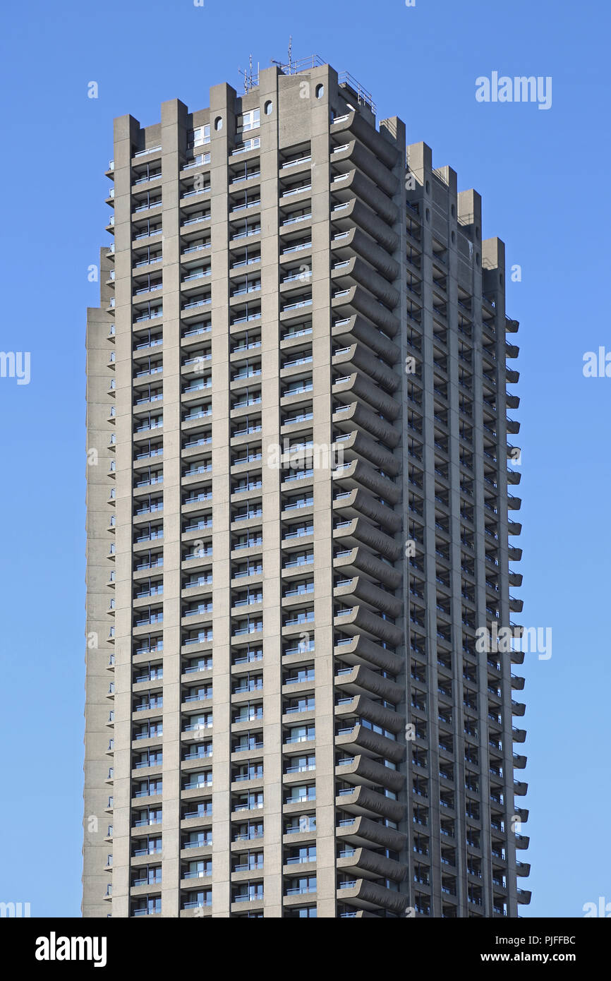 Shakespear torre in sviluppo di Barbican, Londra, Regno Unito. Il 42 piani Residenziale Torri sono un famoso esempio di brutalist post-guerra di architettura. Foto Stock
