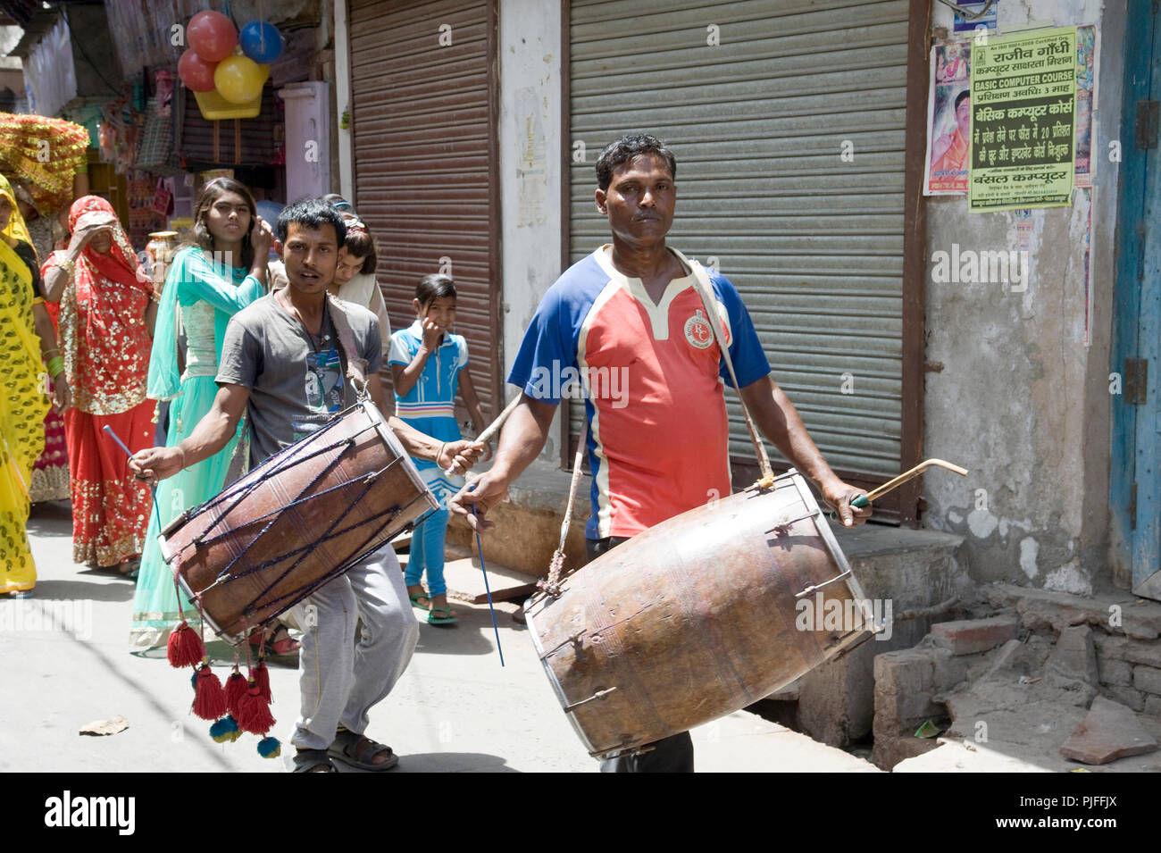 Tradizionale donna indiana di eseguire i rituali indù con Dhol giocatori a Radha Kund e Shyama Kund barsana a Mathura Uttar Pradesh, India Foto Stock