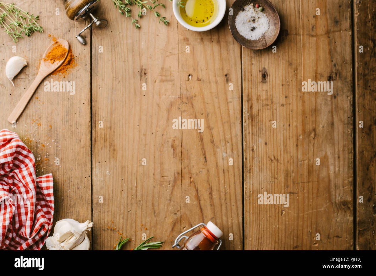 Cibo sano concetto di cucina a vista con le spezie e gli ingredienti per cucinare sul vecchio tavolo in legno. Appartamento minimalista laici. Vista da sopra con copia spazio. Sele Foto Stock
