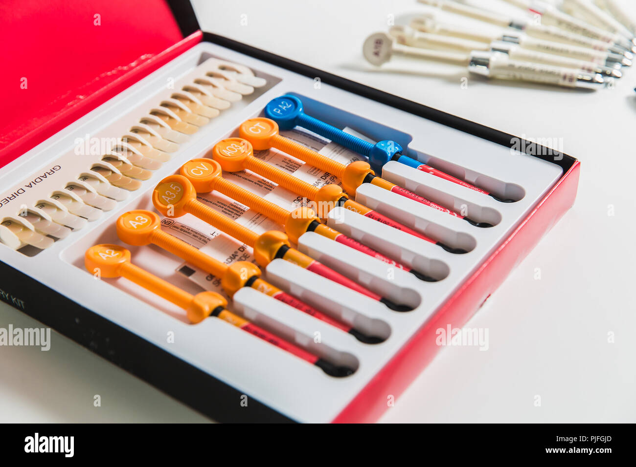 Medicina, odontostomatologia, Clinica Dentale ufficio, apparecchiature mediche e strumenti per odontoiatria - Materiali di consumo ripieni, corrispondenza dei colori Foto Stock