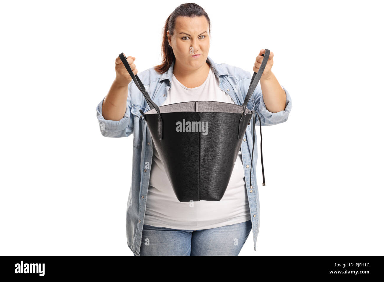 Arrabbiato Donna sovrappeso tenendo una borsetta isoated su sfondo bianco Foto Stock