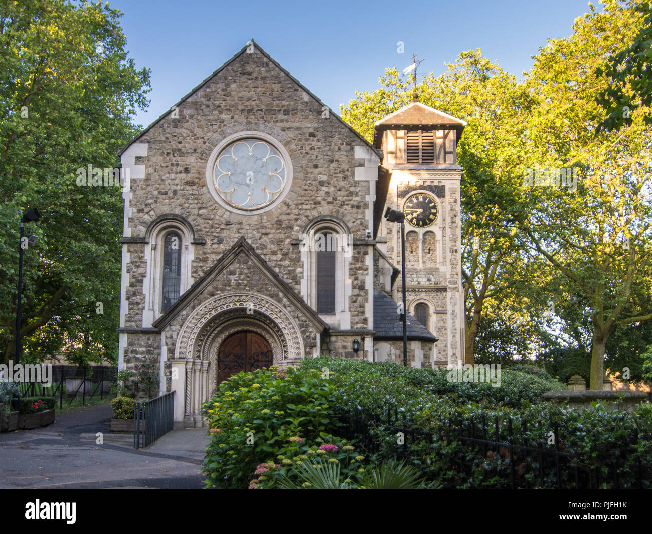 Londra, Inghilterra - Giugno 20, 2016: St Pancras vecchia chiesa nel quartiere di Camden. Foto Stock
