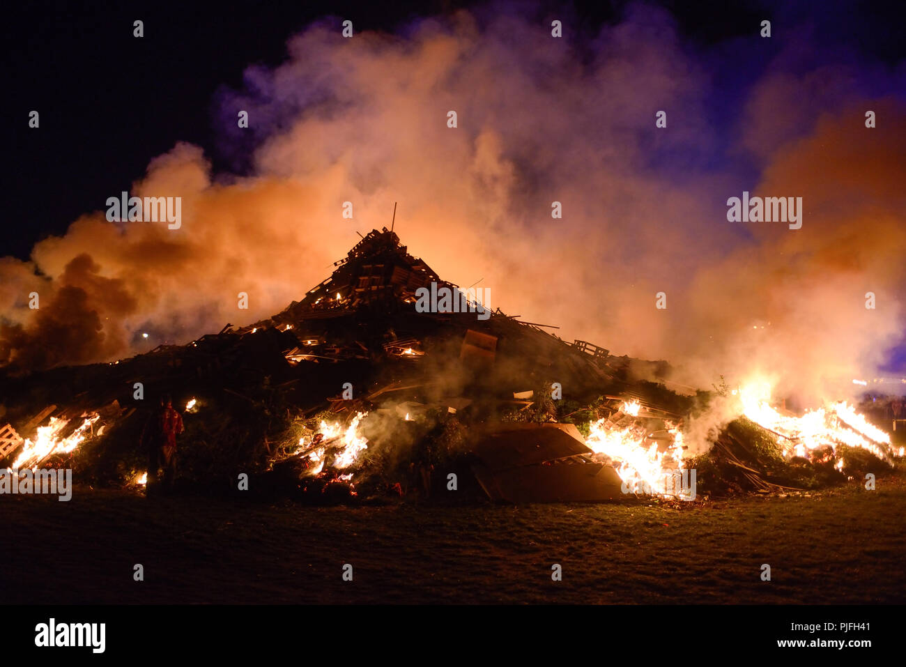 Le fiamme e il fumo proveniente da un grande falò dopo che è stata accesa durante la tradizionale notte dei falò celebrazioni nel Regno Unito. Foto Stock