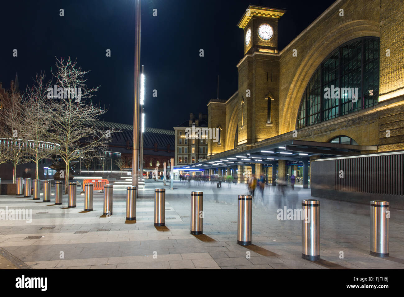 London, England, Regno Unito - 27 Febbraio 2018: folle di pedoni a piedi attraverso una piazza al di fuori di King Cross capolinea dei treni e della metropolitana di Londra di un Foto Stock