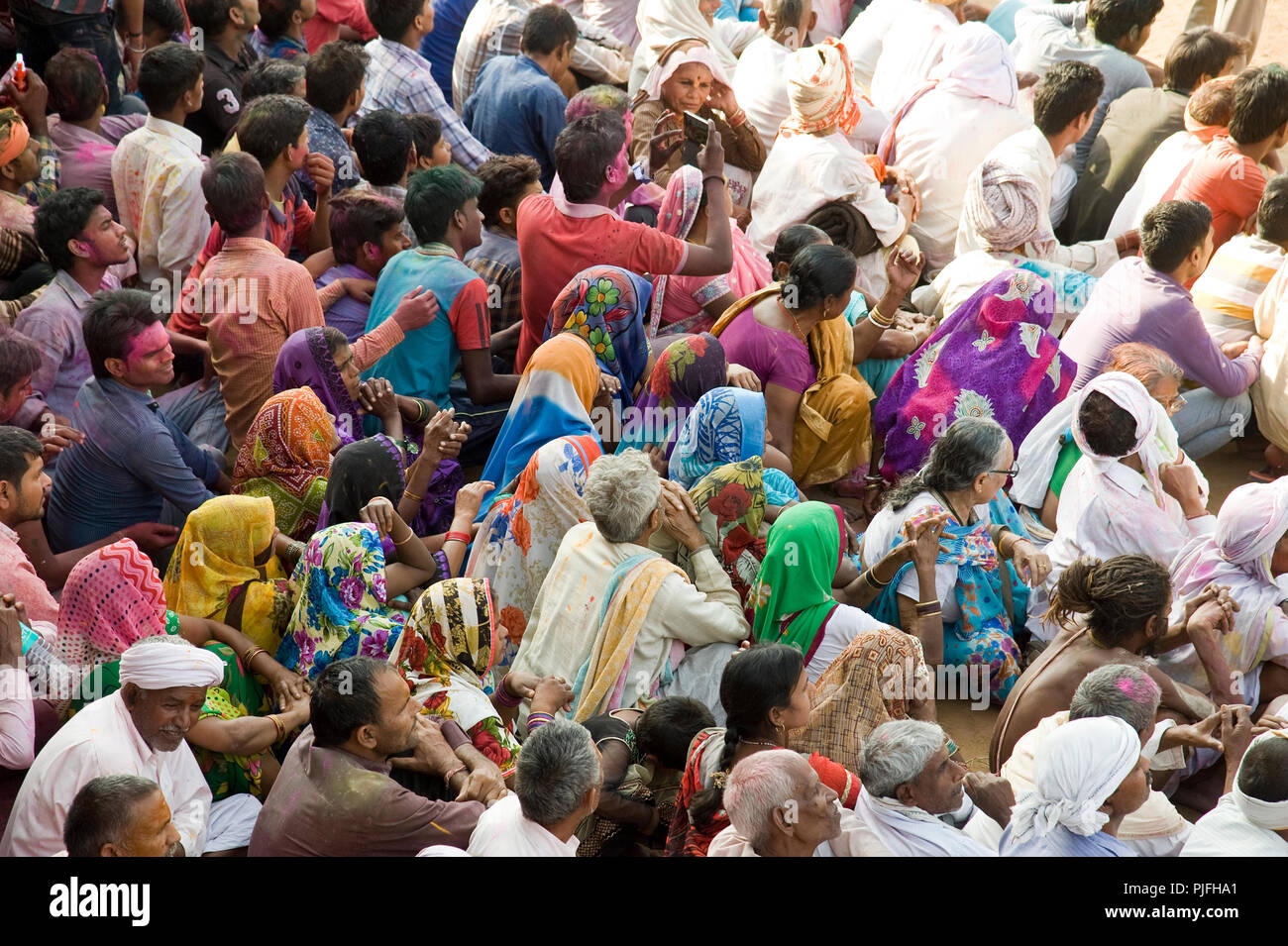 I devoti essi clelebrate Lathmar Holi festival al villaggio nandgaon Mathura in Uttar Pradesh India Asia Foto Stock