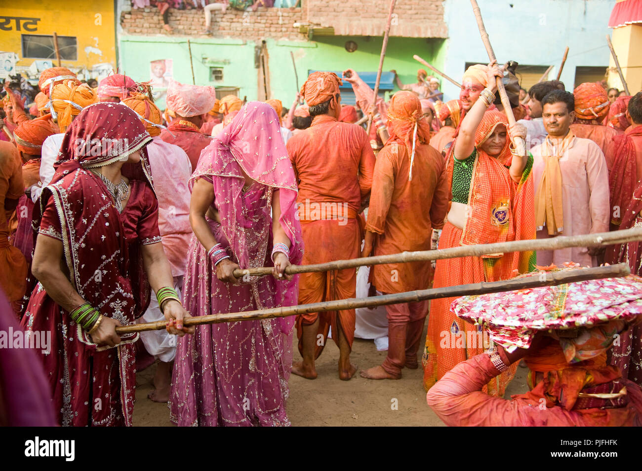 I devoti essi clelebrate Lathmar Holi festival al villaggio nandgaon Mathura Uttar Pradesh India Asia, Asia del Sud Foto Stock