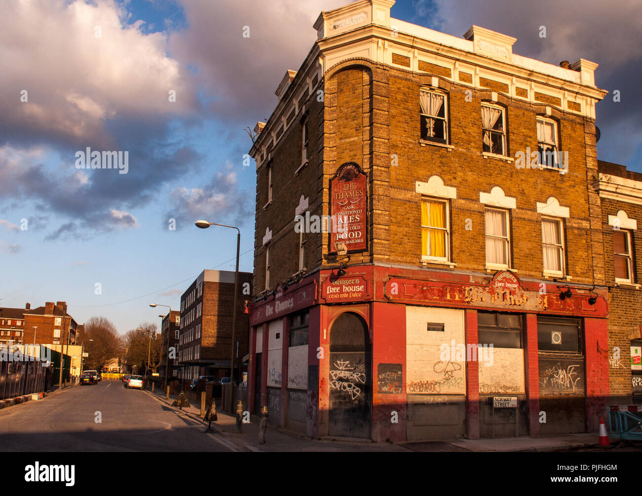 London, England, Regno Unito - 11 Aprile 2010: un pub tradizionale è imbarcato fino al centro di parzialmente ristrutturato quartiere di Greenwich in seguito alla Foto Stock