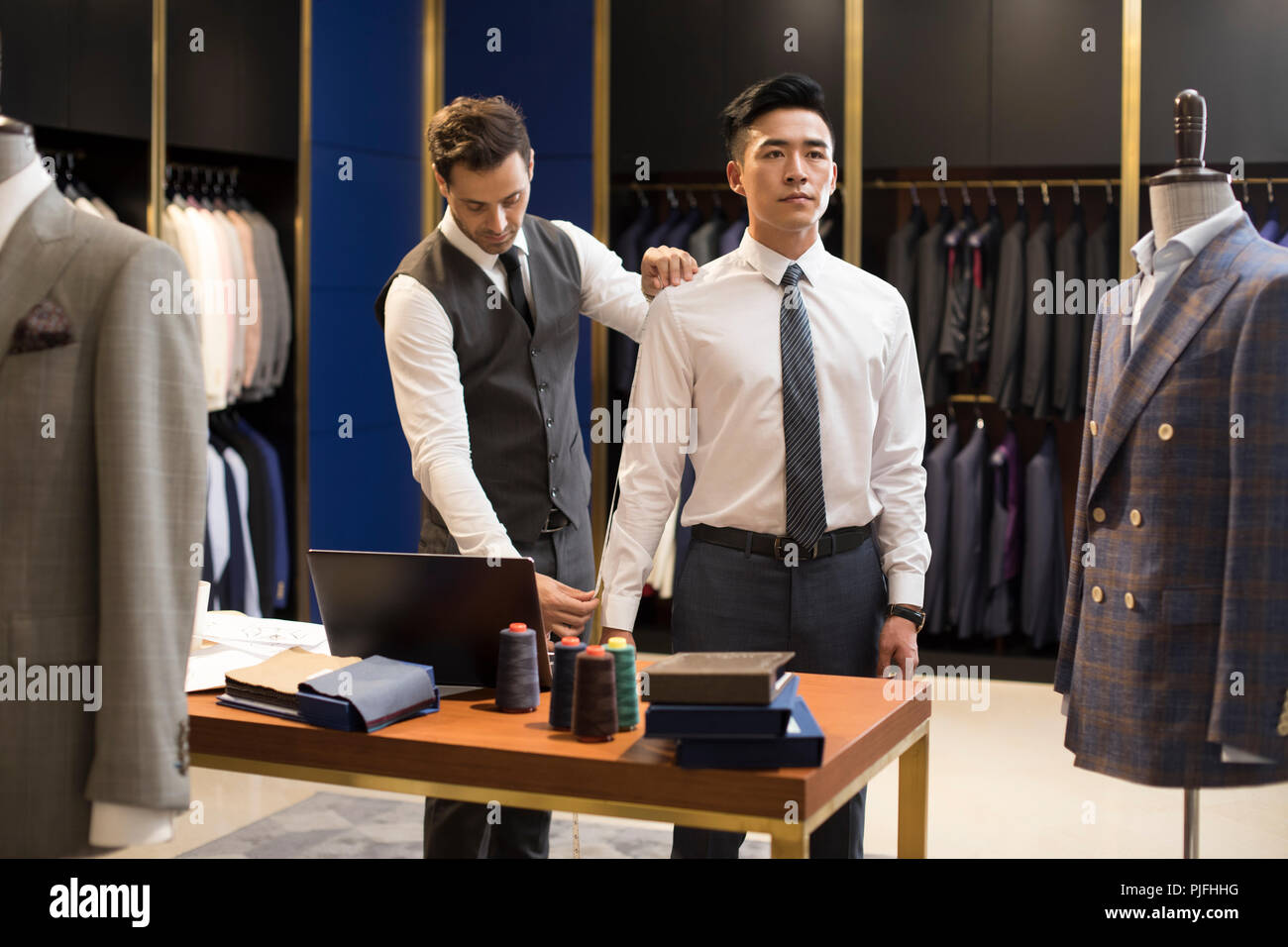 Designer di moda la misurazione del cliente Foto Stock