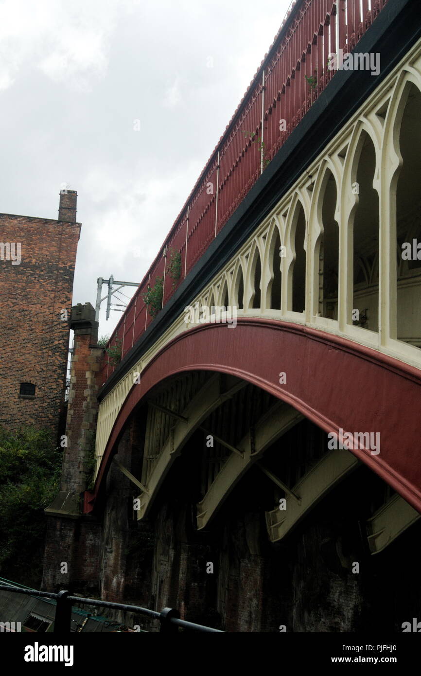 Vista di un ponte ferroviario in ghisa a Manchester, Inghilterra. Una vista angolare della bella struttura di questo esempio di ingegneria vittoriana. Foto Stock