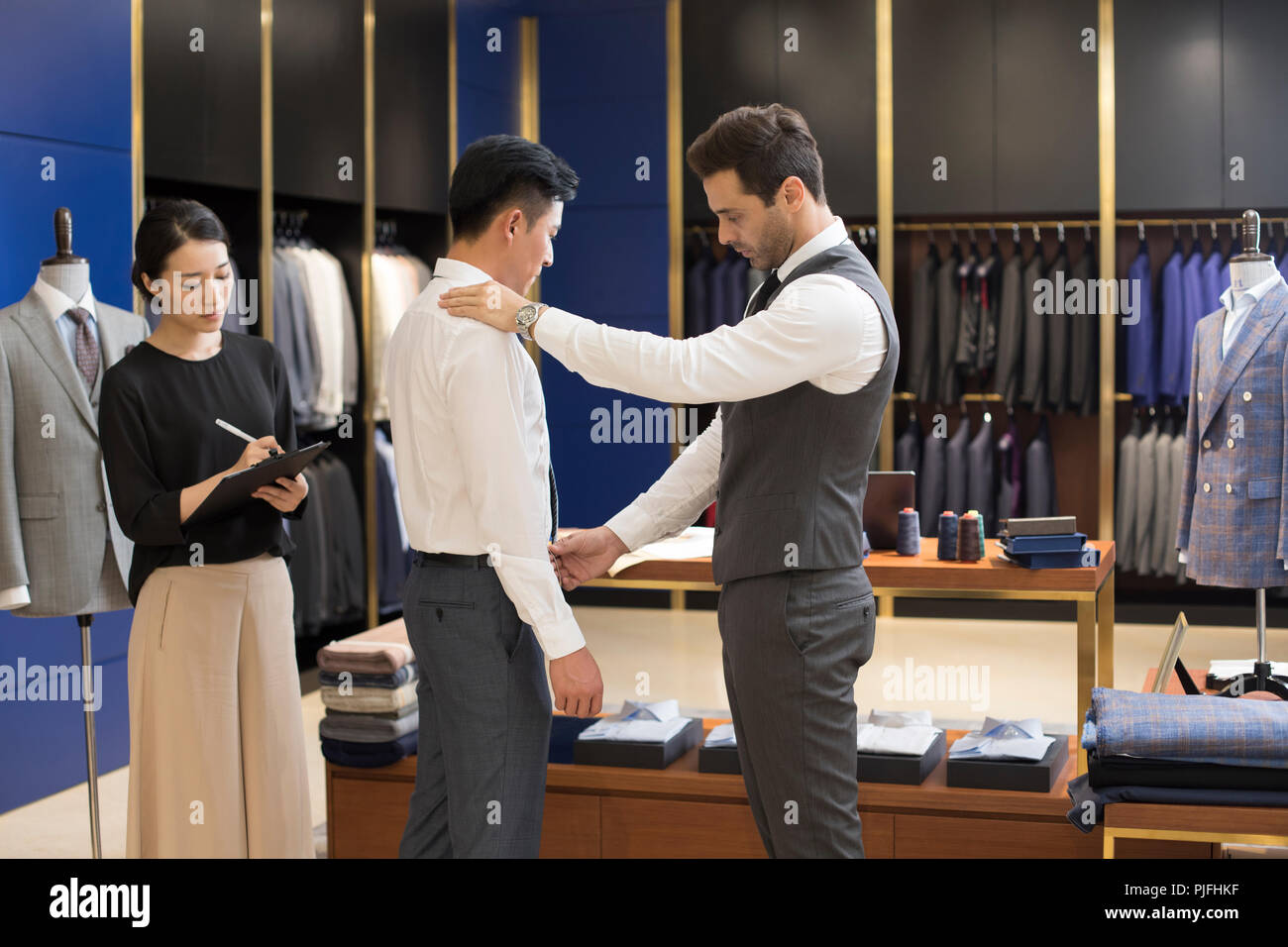 Designer di moda la misurazione del cliente Foto Stock