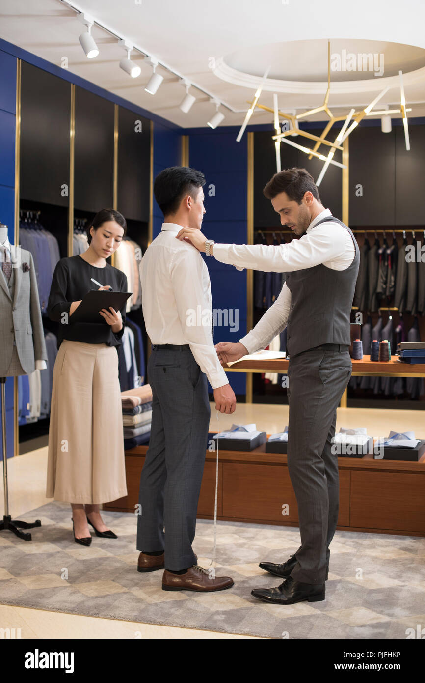 Designer di moda la misurazione del cliente Foto Stock