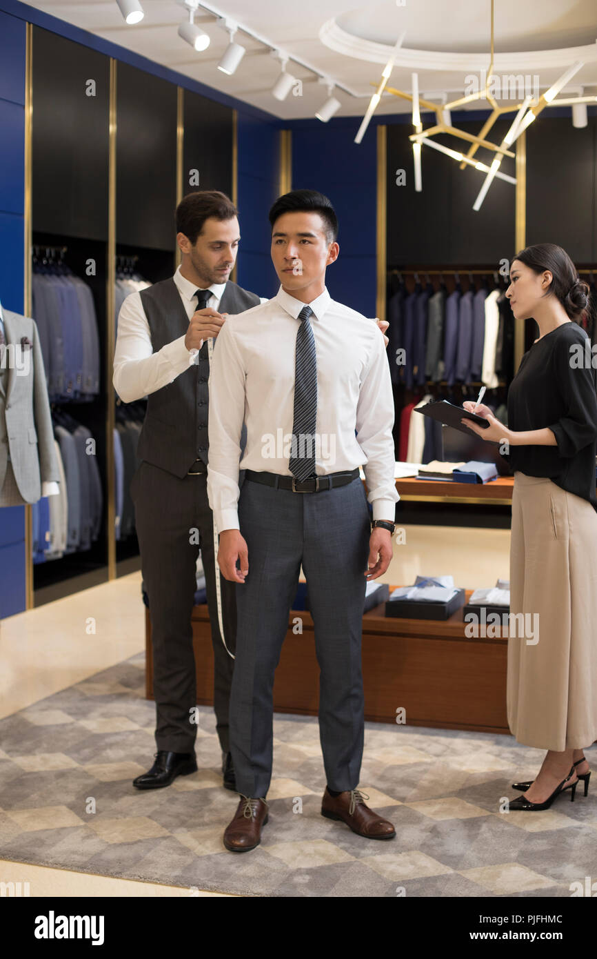 Designer di moda la misurazione del cliente Foto Stock