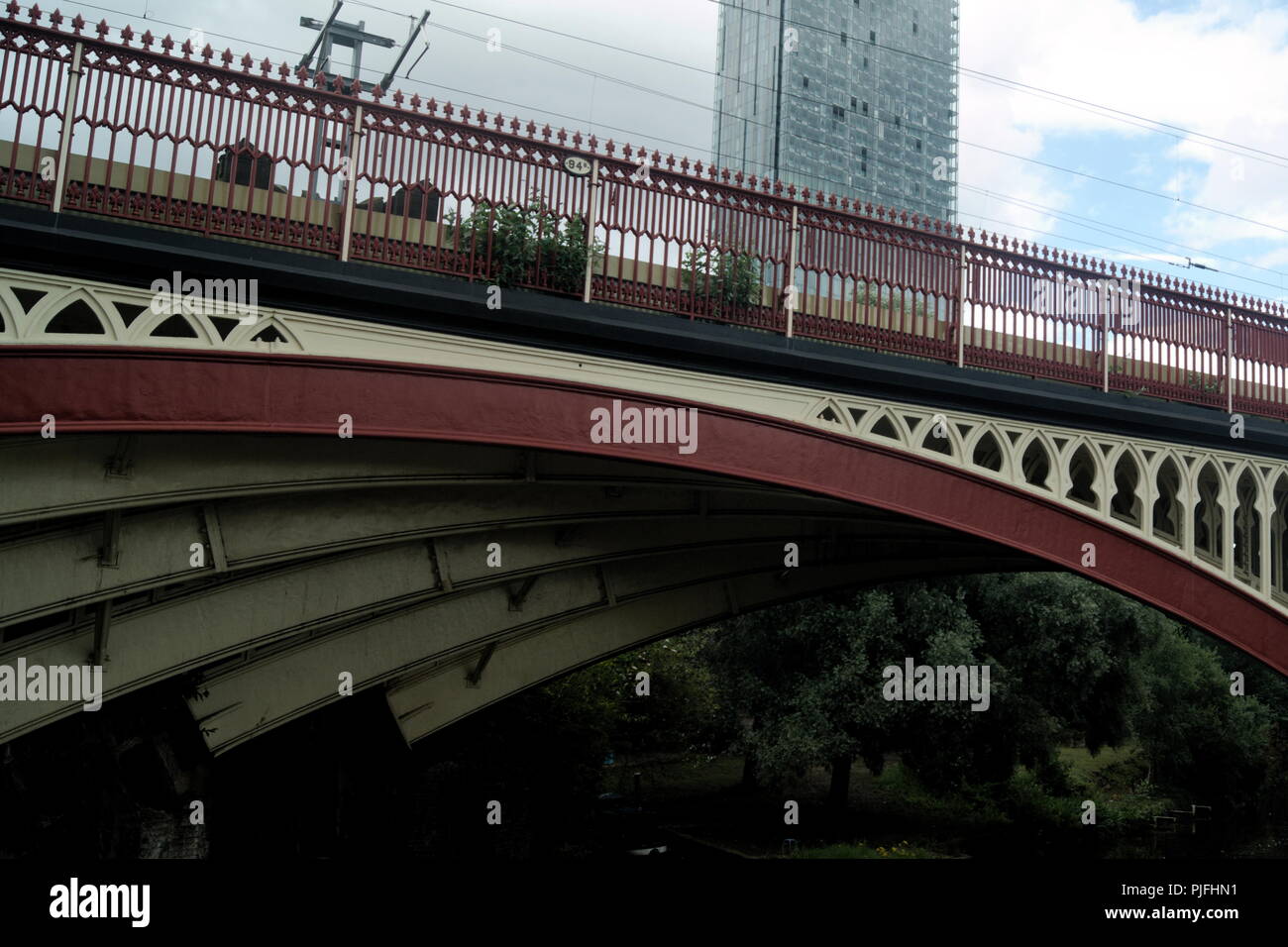 Vista di un ponte ferroviario in ghisa a Castlefields, Manchester, Inghilterra. Gli ampi archi della struttura vittoriana forniscono eleganza e bellezza. Foto Stock