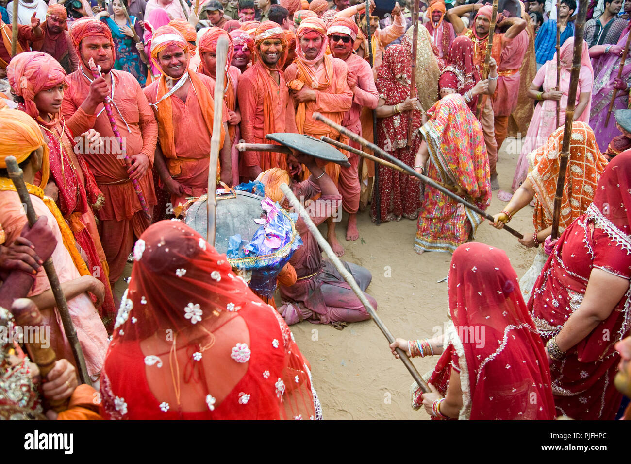 I devoti essi clelebrate Lathmar Holi festival al villaggio nandgaon Mathura Uttar Pradesh India Asia, Asia del Sud Foto Stock