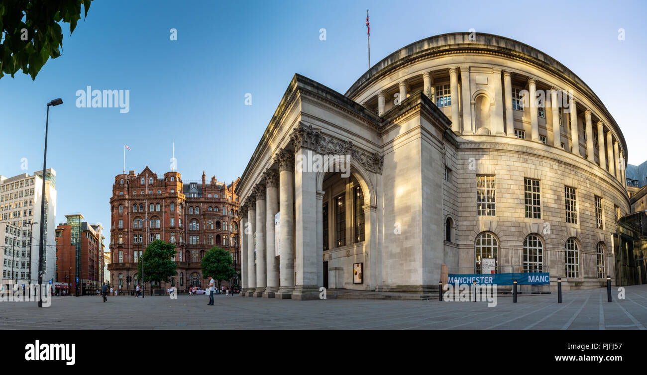 Manchester, Inghilterra, Regno Unito - 30 Giugno 2018: la classica rotonda di Manchester Central Library sorge in Piazza San Pietro, con il Midland Hotel beh Foto Stock