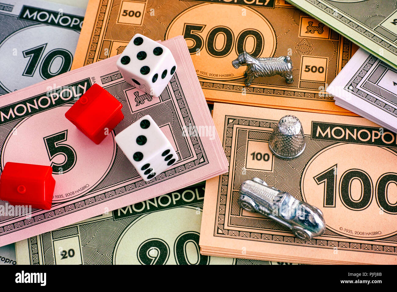 Gioco monopolistico con soldi falsi e reali, gioco da tavolo di economia  con banconote in dollari reali Foto stock - Alamy
