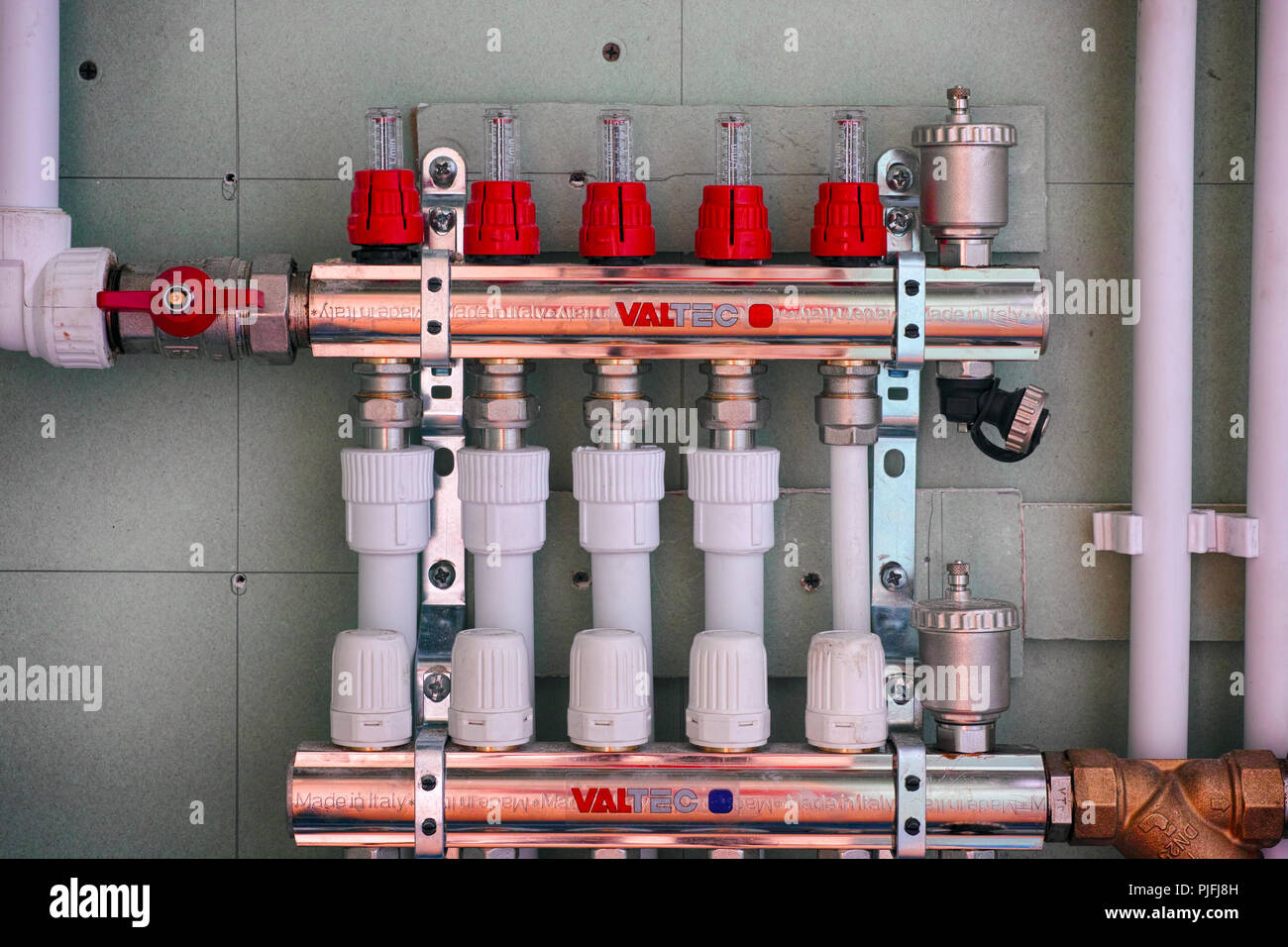 Tambov, Federazione Russa - Giugno 29, 2018 VALTEC Kit di regolazione e di intercettazione dei collettori manuale, a base acqua e radiatore di riscaldamento a pavimento montato o Foto Stock