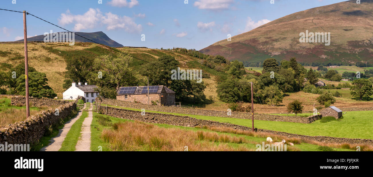 Fine riga, St John's nella valle vicino a Keswick, Cumbria. Una tradizionale casa colonica Lakeland con pochi accessori moderni! Foto Stock