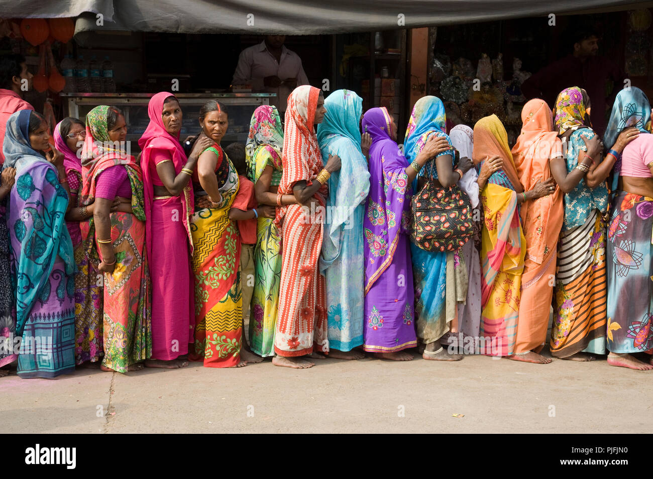 Coda di donne devoti al luogo di nascita di Krishna Janma Bhoomi tempio Mathura Uttar Pradesh India Asia, Asia del Sud Foto Stock