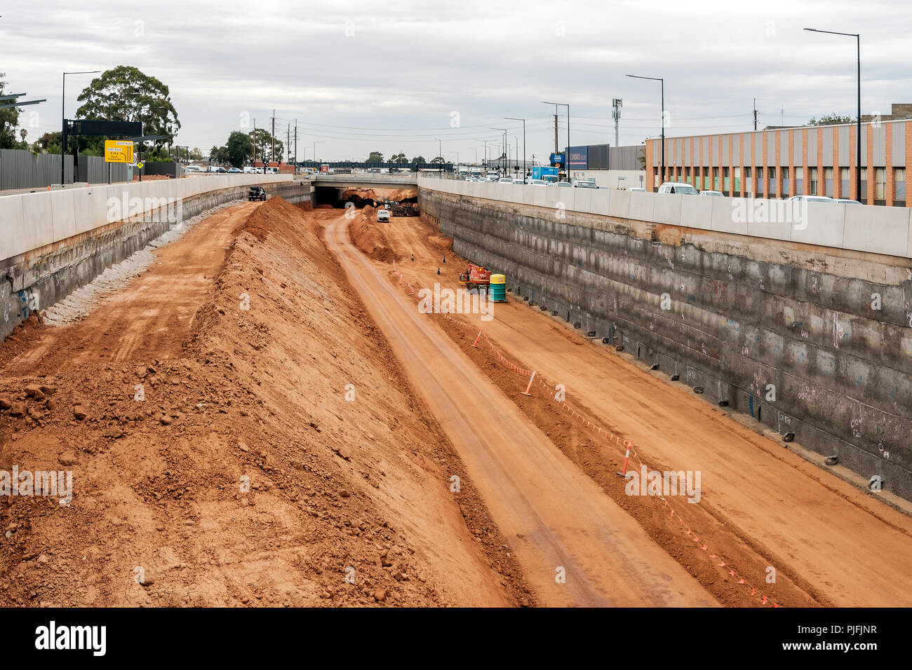 Adelaide, Australia - 10 Gennaio 2018: Strada Torrens al River Torrens progetto in costruzione vista lungo South Rd in un giorno. Di nuovo a sei lane 4km roadwa Foto Stock