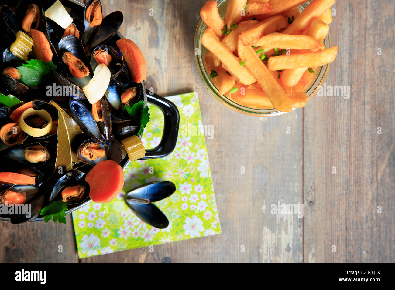 Le cozze e le patatine fritte Foto Stock