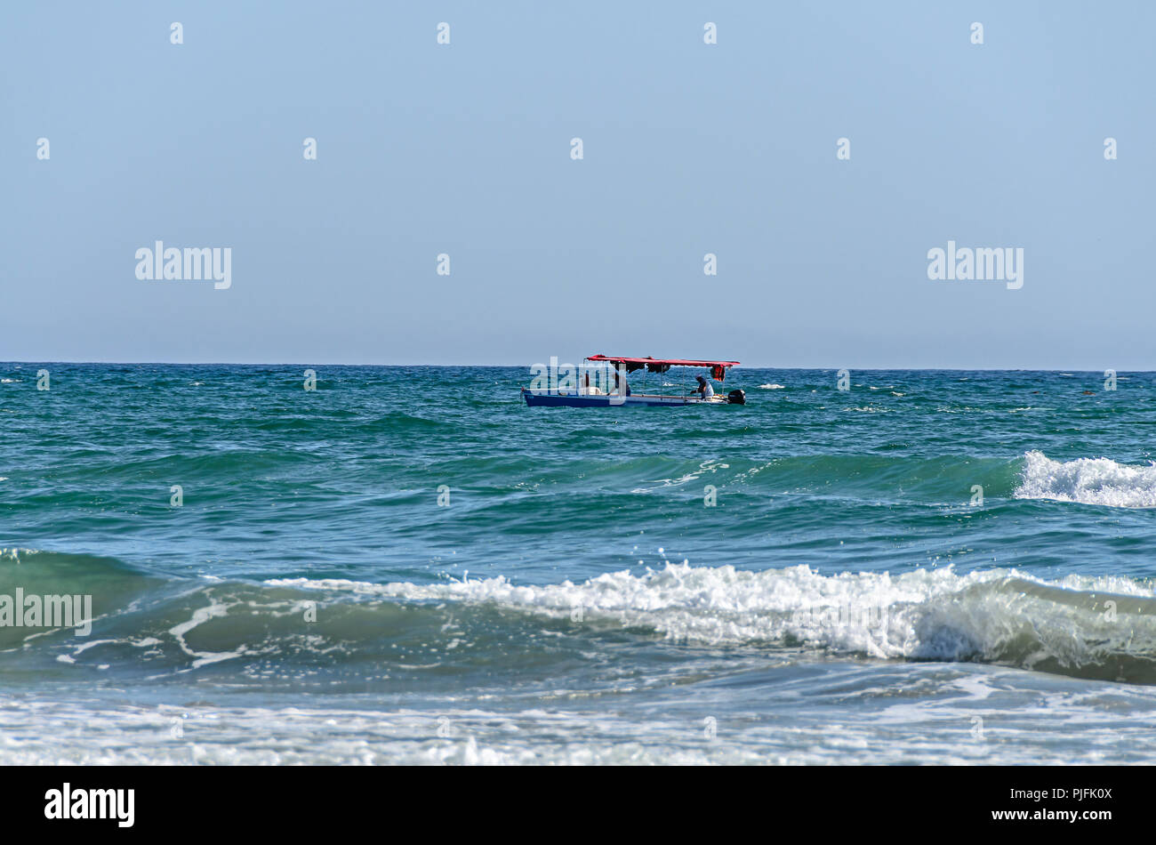 Barca vicino alla spiaggia del Mar Nero da Mamaia, Romania, blu chiaro l'acqua. Foto Stock