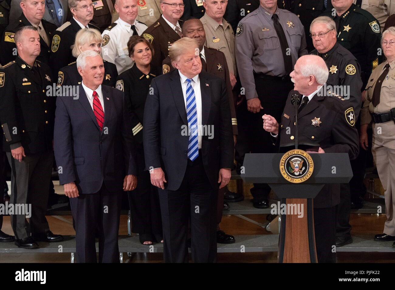 U.S presidente Donald Trump e Vice Presidente Mike Pence guardare come sceriffo Thomas Hodgson di Bristol County Massachusetts offre commento durante un evento nella Sala Est della Casa Bianca il 5 settembre 2018 a Washington, DC. Foto Stock