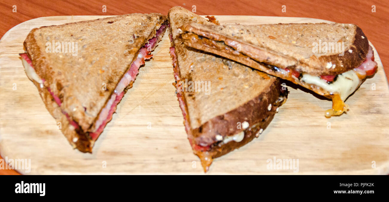 Tostare sandwich alla griglia con formaggio e prosciutto, grano intero pane. Foto Stock