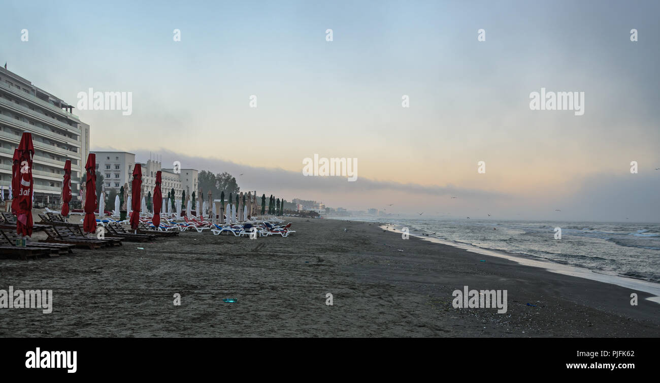 MAMAIA, Romania - 15 settembre 2017: spiaggia del Mar Nero da Mamaia, Romania con lettini e ombrelloni, nebbioso giorno. Foto Stock