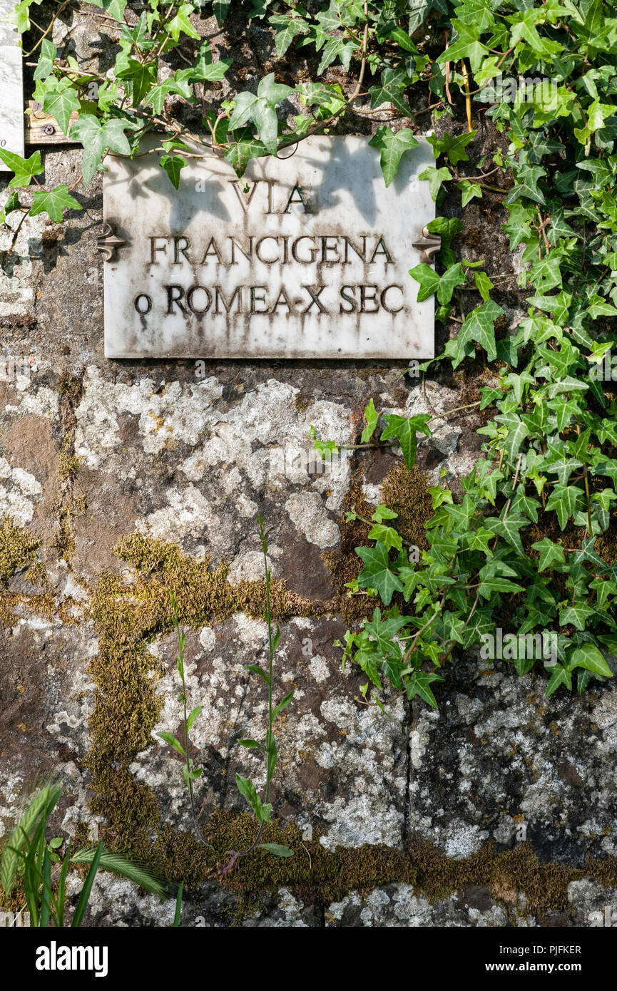 La Via Francigena, è uno dei migliori passeggiate in Italia e uno dei migliori del mondo a piedi, trekking e passeggiate. Foto Stock