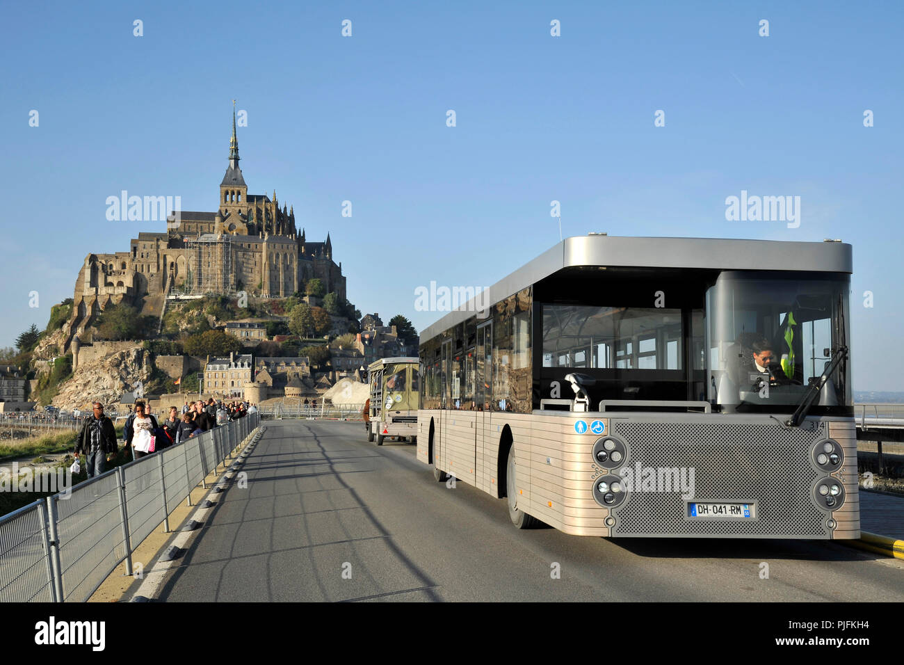 Francia, regione della Bassa Normandia, Manche Department, Mont St-Michel, bus e a cavallo il navette tra il monumento e parcheggio auto. Foto Stock