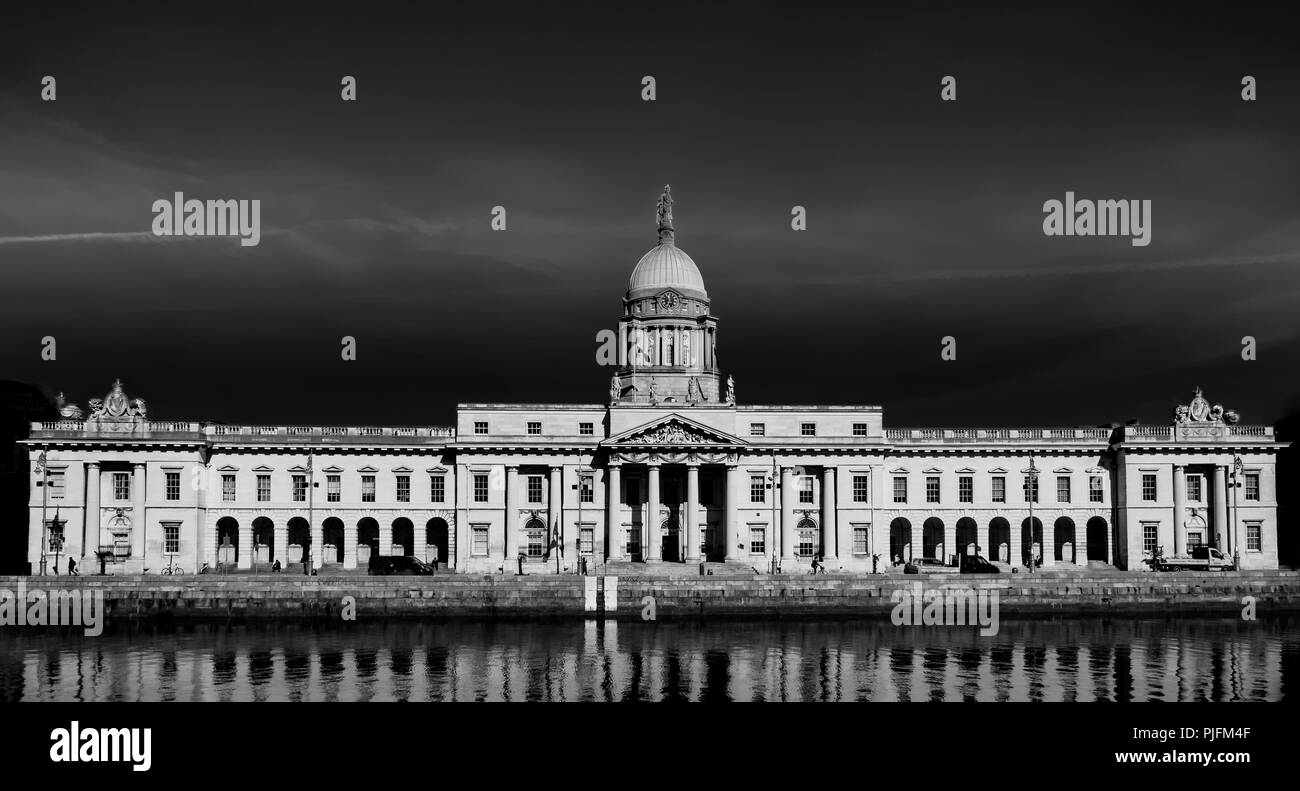 Dublino, Irlanda, marzo 2018, vista la Custom House dal fiume Liffey Foto Stock