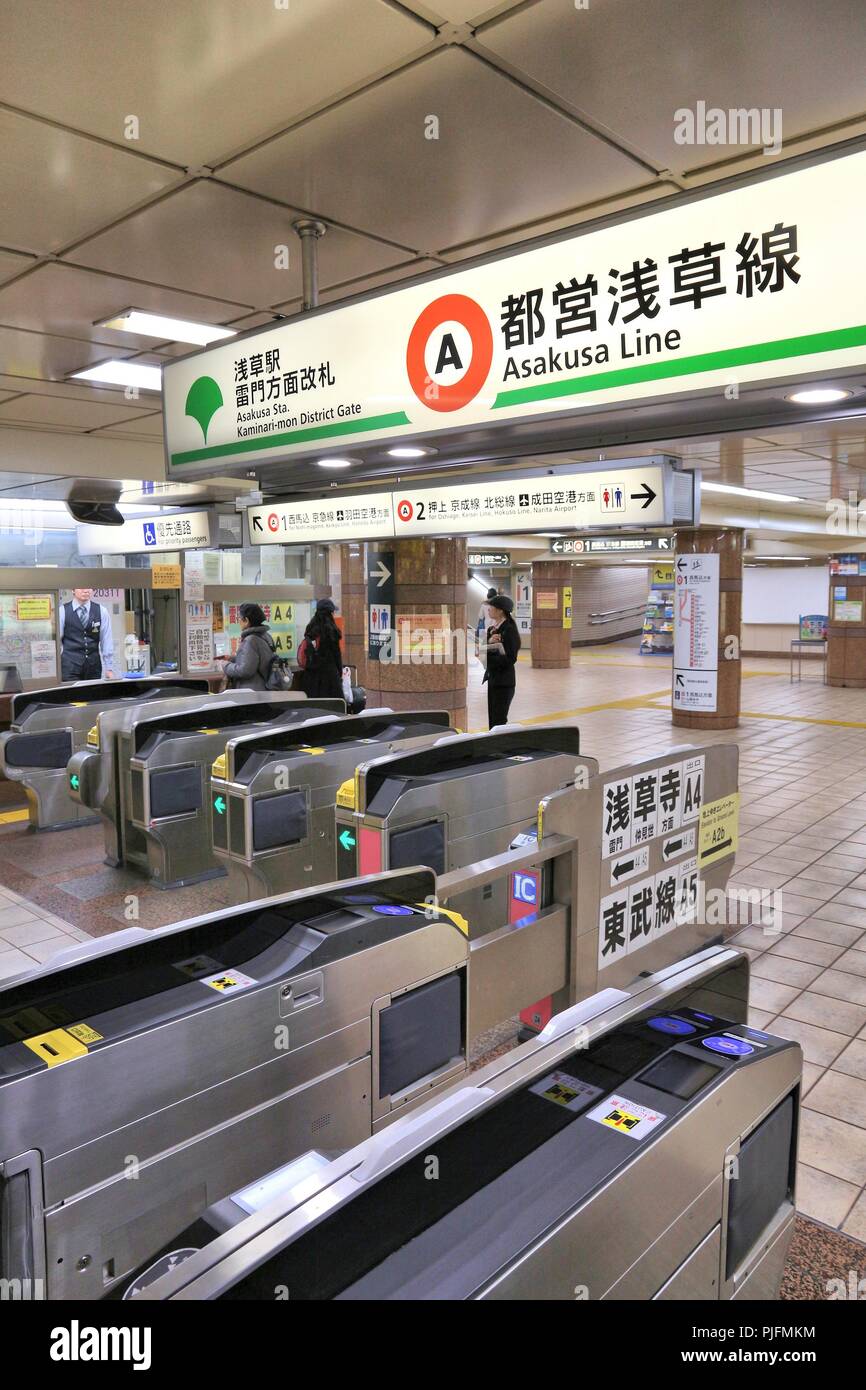 TOKYO, Giappone - 29 novembre 2016: persone immettere la Toei La stazione della metropolitana di Tokyo. La Toei metropolitana e metropolitana di Tokyo hanno 285 stazioni e hanno 8,7 milioni al giorno Foto Stock