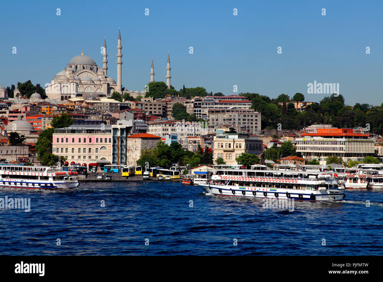 Turchia, Istanbul (comune di Fatih) quartiere Eminonu, traghetti, la stazione di autobus e la moschea di Suleymaniye Foto Stock